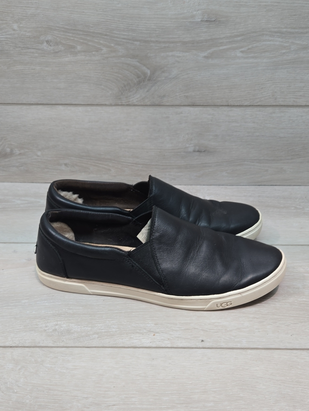 UGG Ausyralia Women Black Leather Slip-On Sneakers Shoes Sz 11
